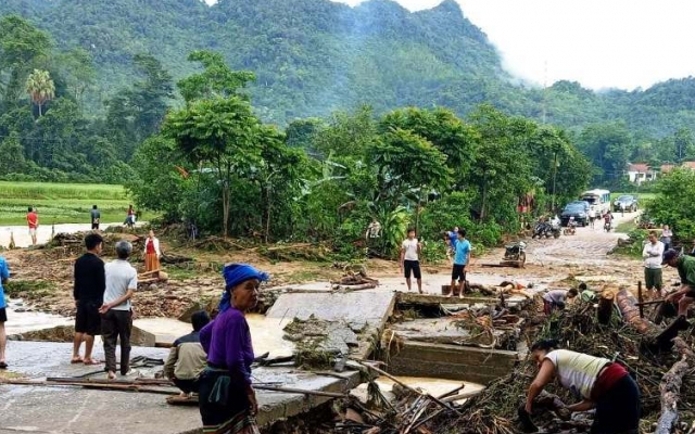 Mưa lớn, lũ đổ về càn quét huyện miền núi Nghệ An