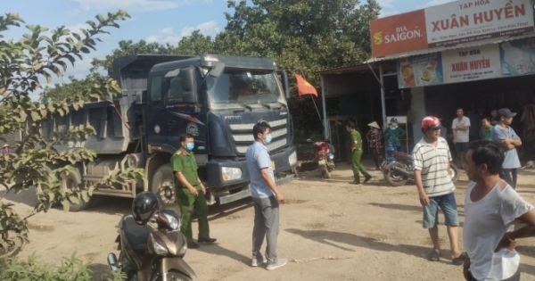 Bình Phước: Người dân ngăn xe từ mỏ đá của Công ty Hùng Vương vì lo hỏng đường