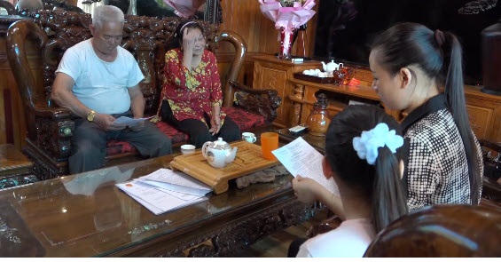 Gia đình tử tù Nguyễn Chí Huân trao đổi với phóng viên. Gia đình tử tù Nguyễn Chí Huân trao đổi với phóng viên.