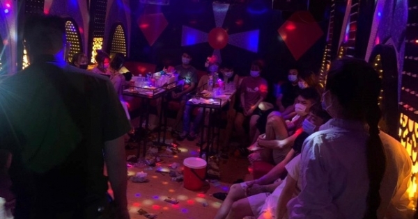 Hà Nội: Bắt quả tang 13 nam thanh, nữ tú tổ chức "tiệc ma túy" giữa mùa dịch