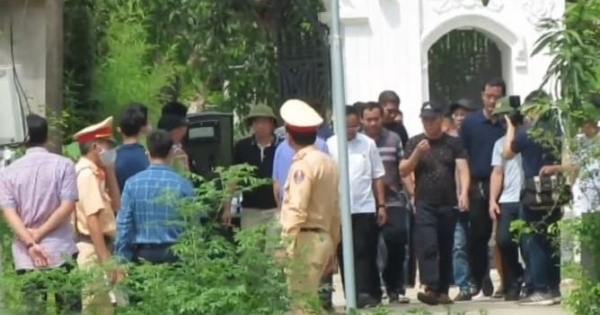 Vụ bắn 2 người tại Nghệ An: Rút súng quân dụng bắn gục hai người ngay tại cổng