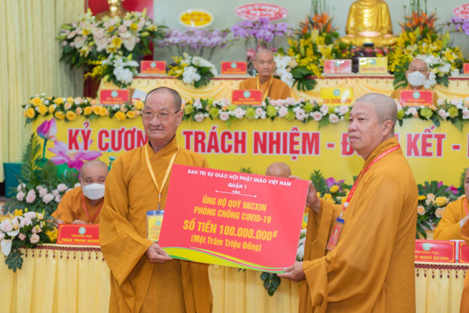 Ban trị sự Phật giáo Q.1 ủng hộ 100 triệu đồng cho chương trình mua vắc-xin Covid-19 do Ban Trị sự Phật giáo Thành phố phát động