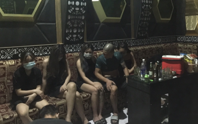 Bắc Giang: Tạm giữ 8 đối tượng nhảy múa trong quán karaoke bất chấp lệnh cấm