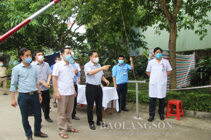 Lãnh đạo tỉnh Lạng Sơn kiểm tra công tác phòng dịch tại Trung tâm y tế huyện Hữu Lũng. Ảnh Báo Lạng Sơn.
