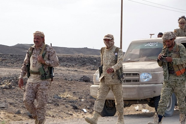 Lực lượng trung thành với chính phủ Yemen giao tranh với các tay súng Houthi , tại Marib, đông bắc Yemen. (Ảnh: AFP/TTXVN)