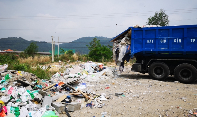 Bắt giữ xe tải đổ chất thải sinh hoạt trái phép tại Bà Rịa – Vũng Tàu