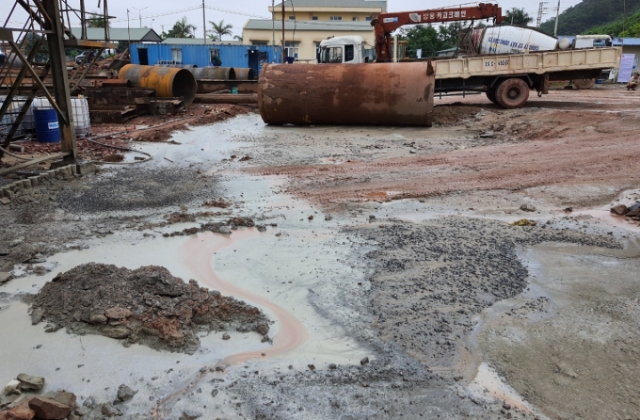 Quảng Ninh: Trạm trộn bê tông đổ chất thải nguy hại ra môi trường bị xử phạt 55 triệu đồng