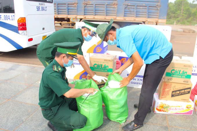 Khẩu trang y tế, đồ bảo hộ (PPE) và nhu yếu phẩm các loại đang được nhanh chóng soạn sẵn để trao cho các lực lượng vũ trang tỉnh Kratie, Vương quốc Campuchia