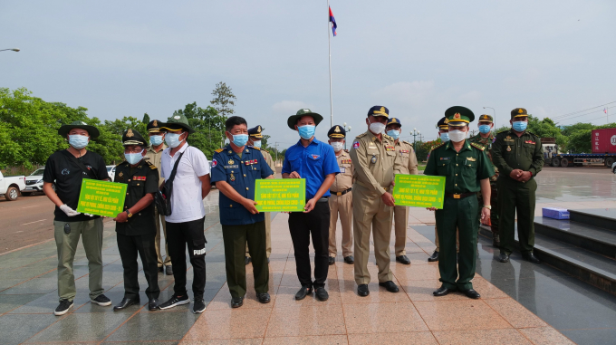 Đại diện Tỉnh Đoàn - Hội LHTN Việt Nam tỉnh Bình Phước, BCH Bộ đội Biên phòng tỉnh cùng các nhà tài trợ trao bảng tượng trưng các nguồn lực hỗ trợ cho các lực lượng vũ trang tỉnh Karatie, Vương quốc Campuchia