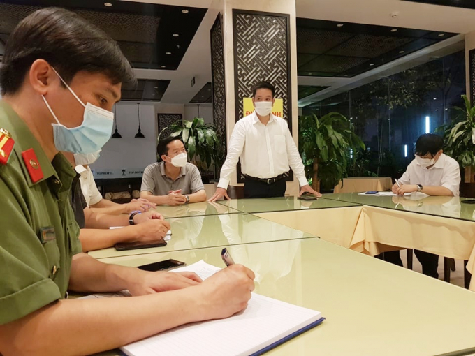 Lãnh đạo UBND quận Nam Từ Liêm làm việc với Ban quản lý khách sạn Top Hotel Hữu Nghị số 188 Lê Quang Đạo tối ngày 9/5.