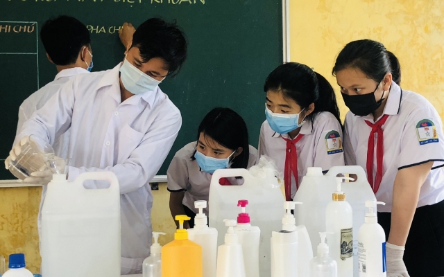 Học sinh ở Hà Tĩnh pha chế dung dịch rửa tay phục vụ các điểm bầu cử