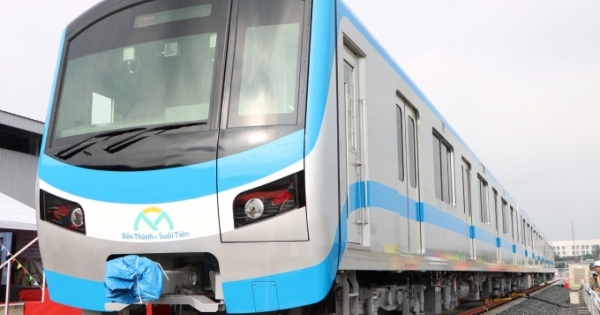 Thêm hai đoàn tàu tuyến metro số 1 cập bến TP HCM