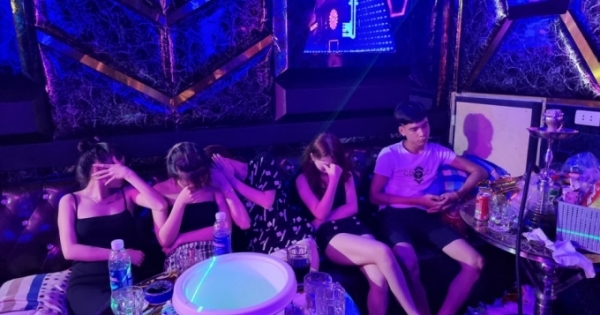 Bắc Ninh: Công an huyện Quế Võ xử phạt hàng chục nam thanh nữ tú tụ tập hát Karaoke trong mùa dịch