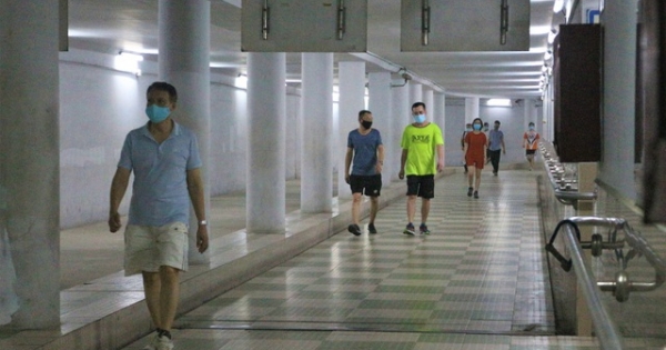 Hà Nội: Công viên đóng cửa, người dân "chui xuống lòng đất" tập thể dục