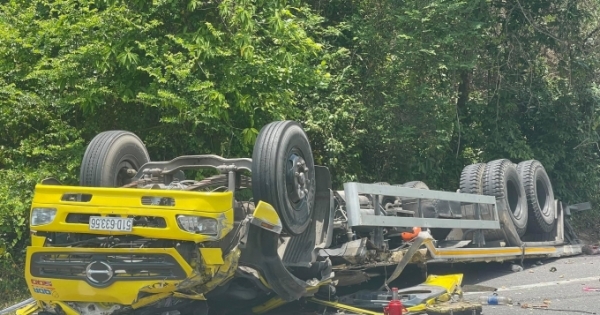 Xe tải mất lái đâm vào vách núi trên đèo Cù Mông, 2 người tử vong