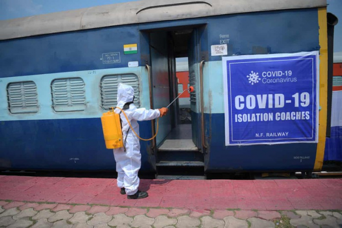 Một toa tàu được chuyển đổi thành phòng cách ly cho bệnh nhân Covid-19 ở Agartala, Ấn Độ.
