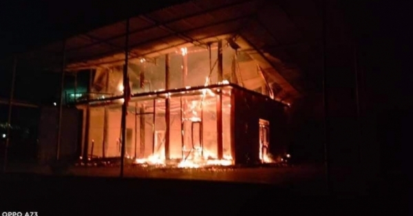 Clip gia chủ bất lực nhìn căn nhà gỗ hai tầng vừa mới dựng bị cháy thành than