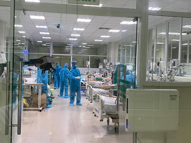 Chăm sóc cho bệnh nhân tại Bệnh viện Bệnh Nhiệt đới Trung ương. (Ảnh: PV/Vietnam+)