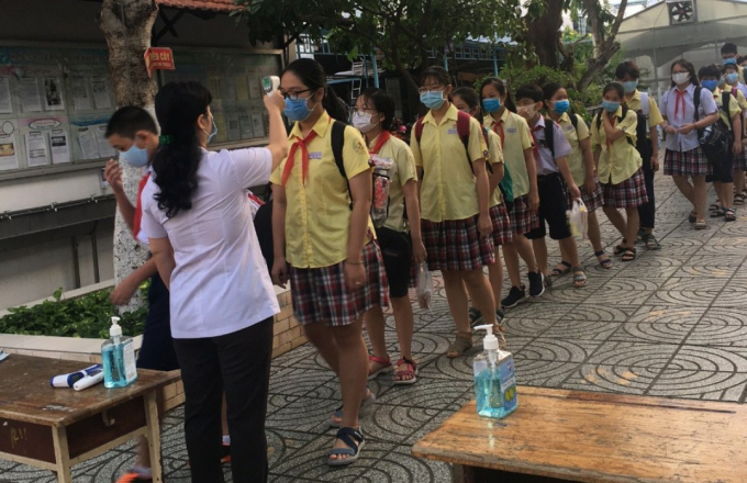 Trường THCS Phan Tây Hồ (Gò Vấp) bố trí nhân viên, giáo viên thực hiện nhiệm vụ kiểm tra thân nhiệt và khử khuẩn tay trước khi vào trường.