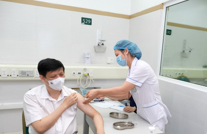 Bộ trưởng Bộ Y tế Nguyễn Thanh Long tiêm chủng vắc xin phòng COVID-19 sáng ngày 6/5. Ảnh: Trần Minh