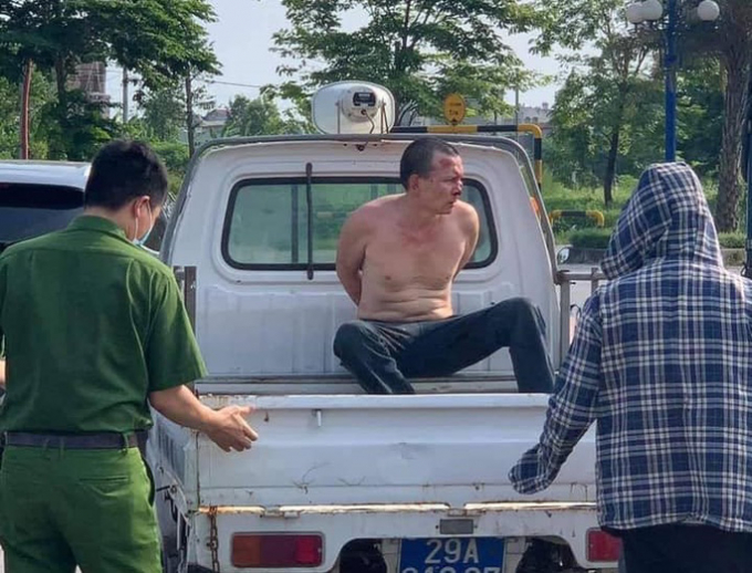 Nghi phạm cướp xe taxi Đặng Phạm Sáu bị dẫn giải về cơ quan công an