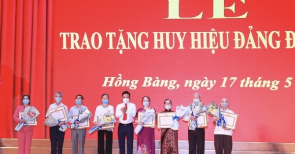 Quận Hồng Bàng-Hải Phòng: Trao Huy hiệu Đảng đợt 19/5 cho 99 Đảng viên