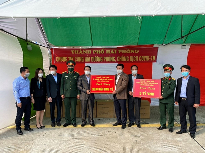 Hải Phòng hỗ trợ tỉnh Hải Dương 5 tỷ đồng cùng với 500.000 khẩu trang y tế để chống dịch Covid-19.