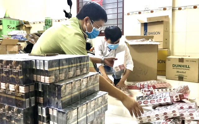 Thu giữ gần 2 nghìn bao thuốc lá giả mạo nhãn hiệu 555 và CravenA tại Phú Yên