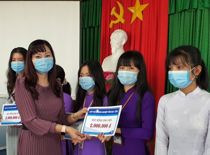 Bà Nguyễn Ngọc Thúy, Chủ tịch Công ty TNHH MTV XSKT Bạc Liêu tặng học bổng cho học sinh nghèo