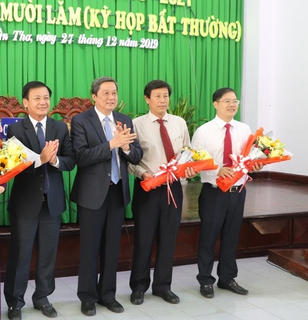 Ông Nguyễn Khánh Tùng (bìa phải) khi nhận quyết định Giám đốc Sở VHTT&amp;amp;DL năm 2019.