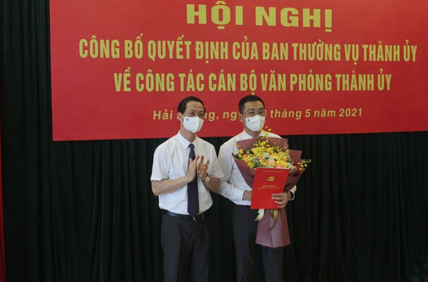 Phó Bí thư Thường trực Thành ủy trao quyết định cho đồng chí Bùi Văn Kiệm.