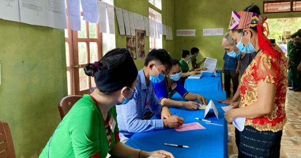 Cử tri vùng cao Nghệ An: Không lên rẫy ở nhà đi bầu cử sớm