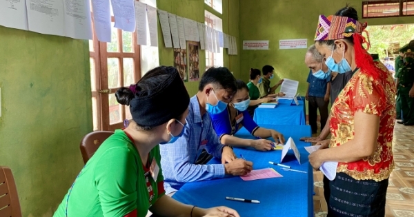 Cử tri vùng cao Nghệ An: Không lên rẫy ở nhà đi bầu cử sớm