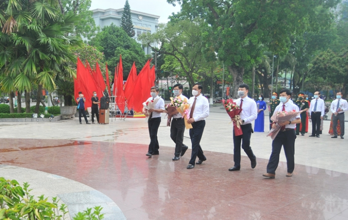 Trước đó, ngày 19/5, Đoàn đại biểu Thành ủy, HĐND, UBND, Ủy ban MTTQ Việt Nam Thành phố đã đến dâng hoa tượng đài Chủ tịch Hồ Chí Minh tại vườn hoa Trung tâm thành phố.(Ảnh: Long Huyền, Đình Trung/ Báo Cao Bằng)