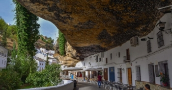 Kỳ lạ thị trấn "đá đè" toàn nhà không mái, chỉ thấy mặt tiền ở Tây Ban Nha