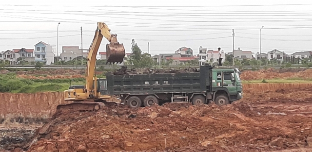 Doanh nghiệp chở đất vào lò gạch tại huyện Yên Dũng: Có sự móc ngoặc giữa các cá nhân vận chuyển
