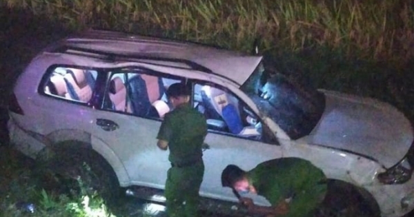 Giải cứu tài xế bị thương nặng, kẹt cứng trong ô tô sau vụ tai nạn
