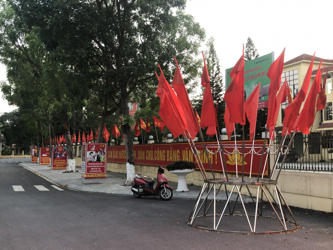 Từ nhiều ngày trước, khắp nơi tại huyện Tiên Du, tỉnh Bắc Ninh đã rực rỡ cờ hoa để chuẩn bị cho công tác bầu cử đại biểu Quốc hội khóa XV và đại biểu HĐND các cấp nhiệm kỳ 2021-2026.