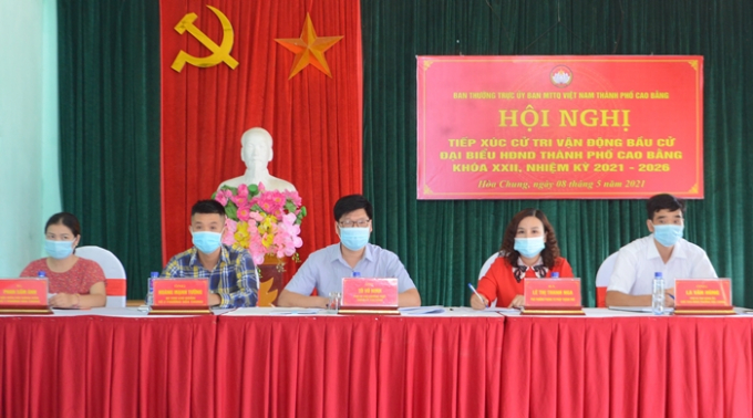 5 ứng cử viên đại biểu HĐND thành phố nhiệm kỳ 2021-2026 tại đơn vị bầu cử số 7 phường Hòa Chung tại hội nghị tiếp xúc cử tri. (Ảnh: Bùi Toàn - Lã Tùng/ Báo Cao Bằng)