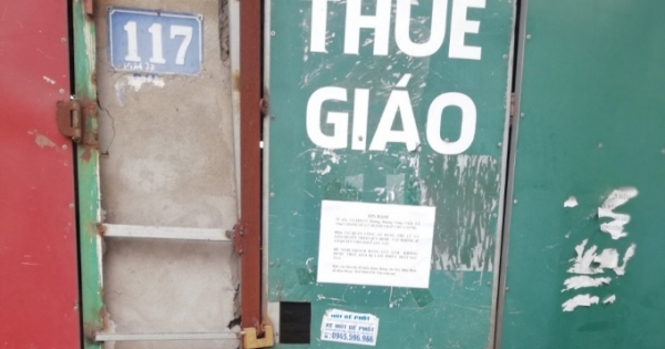 Hà Nội: Một hộ dân bị nhóm người lạ mặt khoá cửa, nhỏ keo 502 vào ổ khoá không cho ra vào