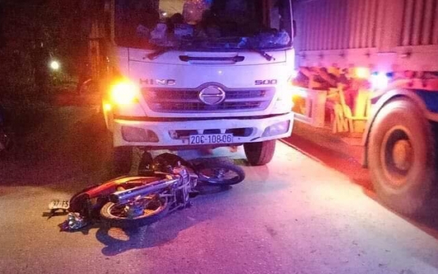 Bắc Kạn: Xe máy đấu đầu xe tải khiến 1 người tử vong