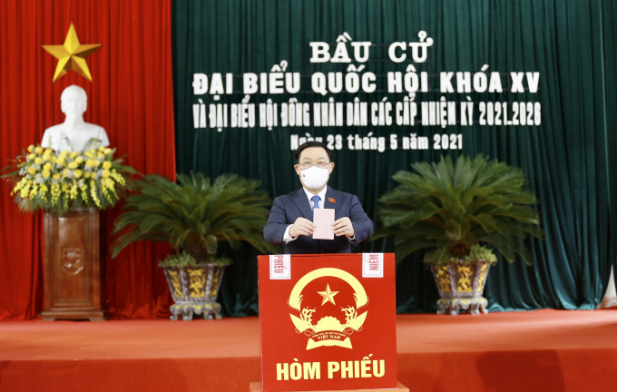 Chủ tịch Quốc hội Vương Đình Huệ bỏ phiếu tại khu vực bỏ phiếu số 1 thị trấn An Lão, huyện An Lão, TP Hải Phòng