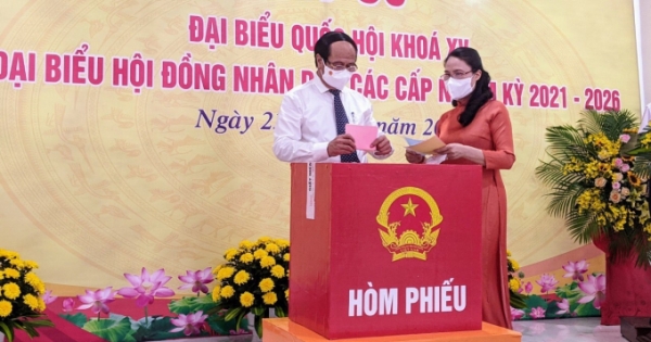 Phó Thủ tướng Chính phủ Lê Văn Thành bỏ phiếu bầu cử tại Hải Phòng