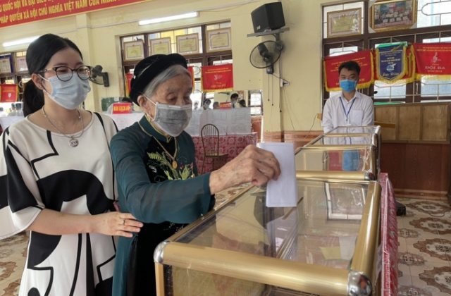 Tính đến 11h, tỉnh Quảng Ninh có 152 khu vực bỏ phiếu với 100% cử tri đi bầu cử