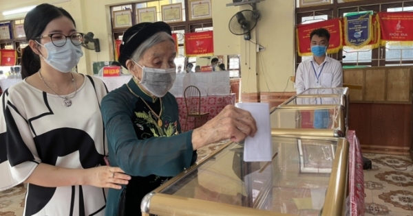Tính đến 11h, tỉnh Quảng Ninh có 152 khu vực bỏ phiếu với 100% cử tri đi bầu cử