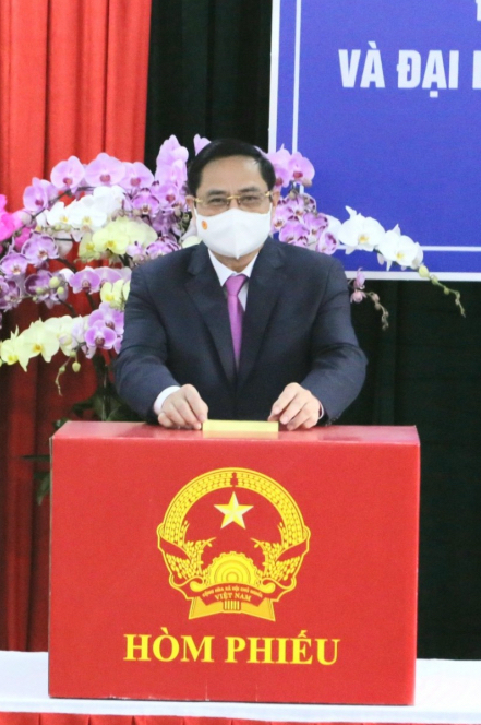 Thủ tướng Chính phủ Phạm Minh Chính là cử tri đầu tiên thực hiện quyền công dân của mình tại khu vực bỏ phiếu số 18, phường Cái Khế, quận Ninh Kiều, TP. Cần Thơ.