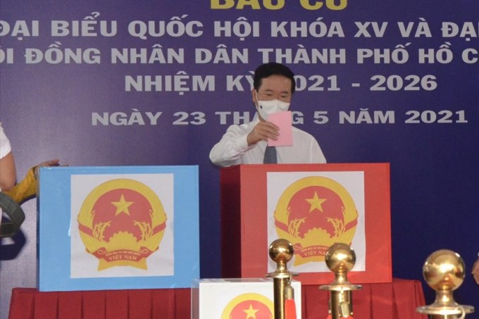 Ông Võ Văn Thưởng - Thường trực Ban Bí thư bỏ phiếu tại Khu vực bỏ phiếu 71 tại Trường Mầm non Sơn ca 15 (Phú Nhuận, TPHCM). Ảnh Huyên Nguyễn