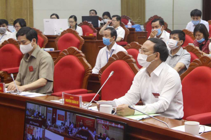 Các đồng chí lãnh đạo tỉnh trực tiếp chỉ đạo, giám sát các hoạt động đến tận các tổ bầu cử (ảnh quangninh.gov.vn)