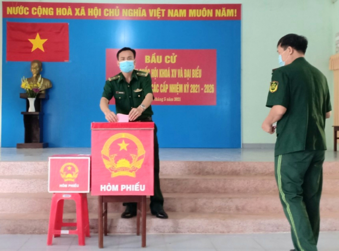 Cán bộ, chiến sĩ Bộ đội biên phòng đồn Xa Mát thực hiện bầu cử tại tổ bầu cử 571 ấp Tân Tiến, xã Tân Lập, huyện Tân Biên, Tây Ninh. (Ảnh: Thanh Hải).