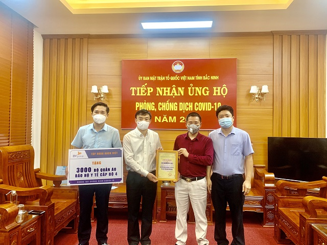 Ông Lê Việt Chung – Giám đốc Ban Truyền thông – Thương hiệu BV Group trao tặng 3.000 bộ quần áo bảo hộ y tế chuyên dụng cấp độ 4 cho tỉnh Bắc Ninh